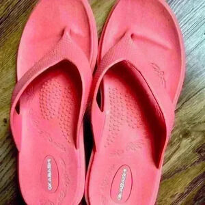Womens ML OKABASHI flip flops. Non slip. Excellent condition.  Worn once. Pink.